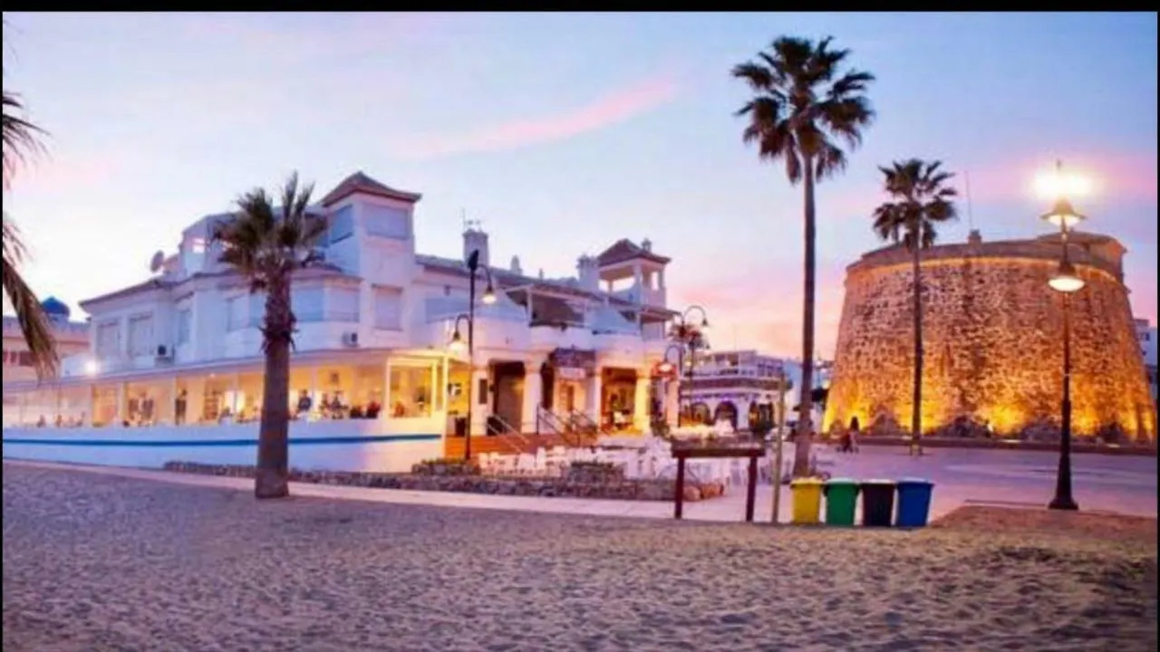 Mi Capricho A16 Beachfront Apartment Sitio de Calahonda