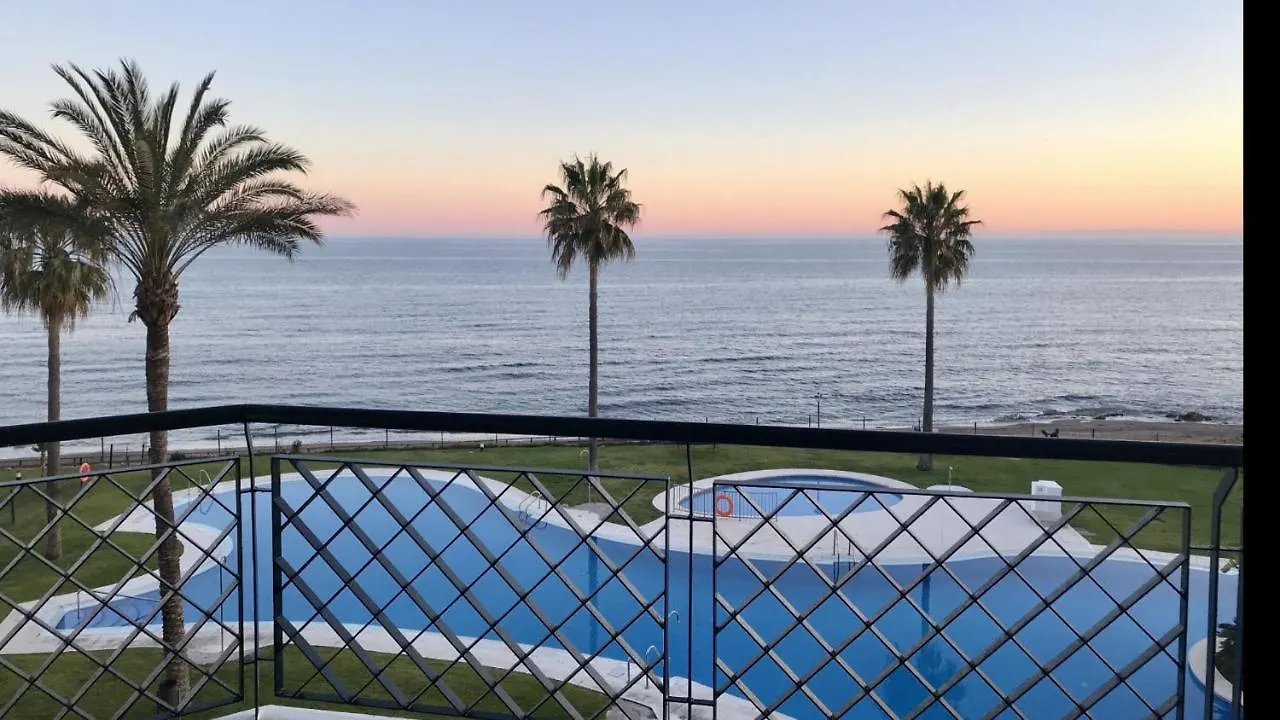 Mi Capricho A16 Beachfront Apartment Sitio de Calahonda