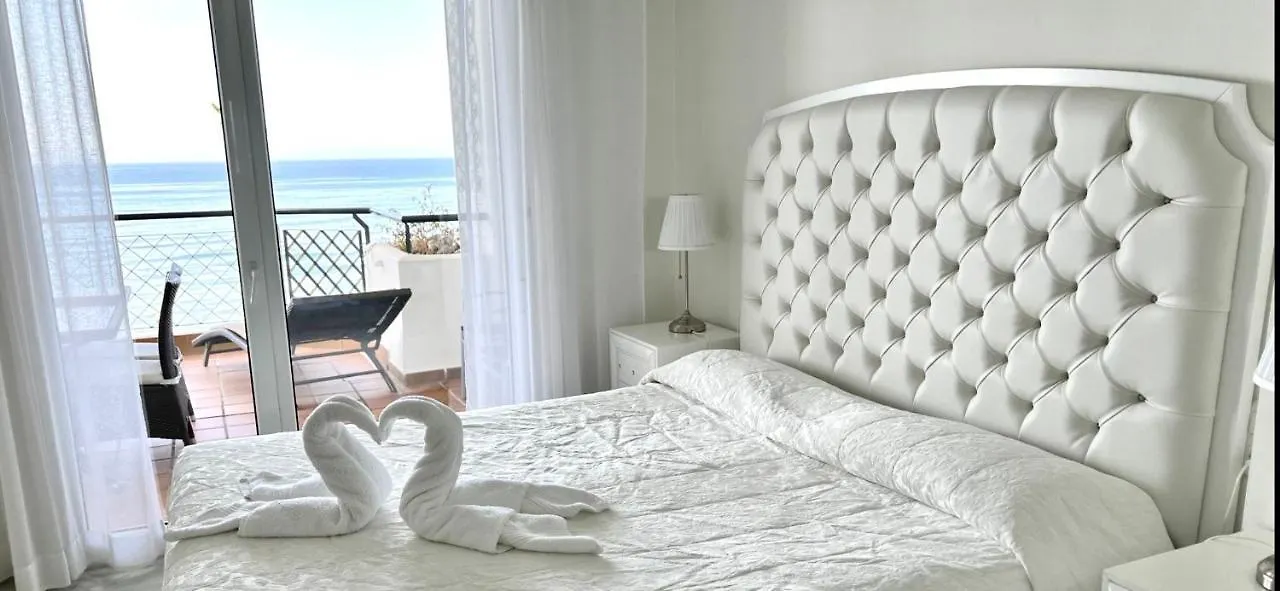Mi Capricho A16 Beachfront Apartment Sitio de Calahonda