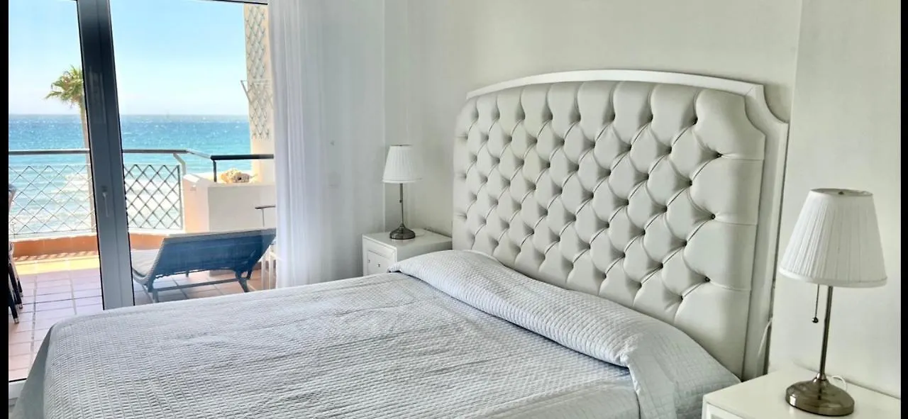 Mi Capricho A16 Beachfront Apartment Sitio de Calahonda