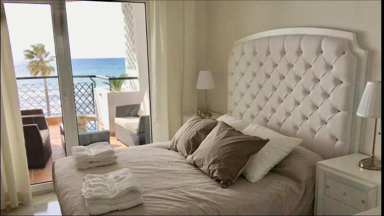 Mi Capricho A16 Beachfront Apartment Sitio de Calahonda
